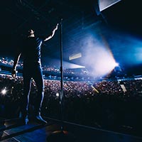 How to banter with the crowd between songs