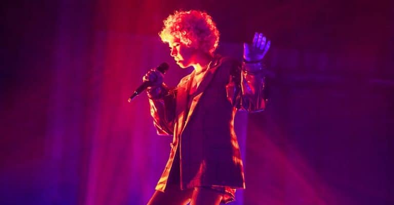 Is Being A Full Time Musician Right For You? 10 Pros And Cons