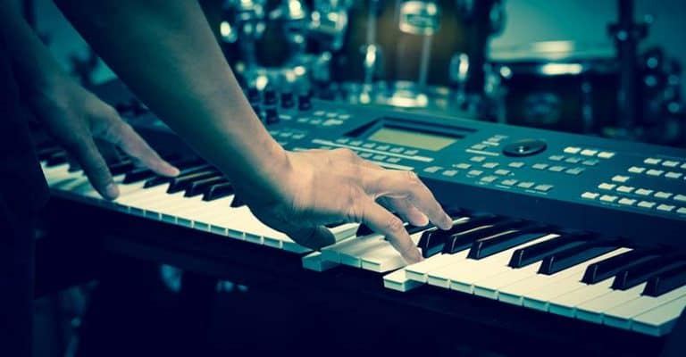 How To Play Keyboard For Beginners – 11 Tips To Learn Keyboard