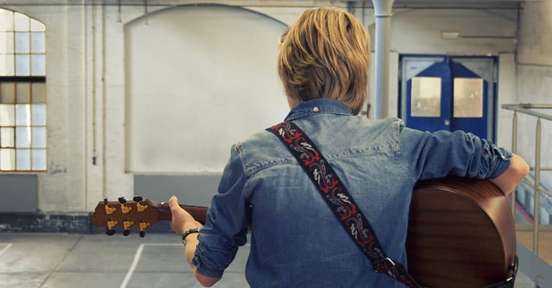 How To Put On An Acoustic Guitar Strap