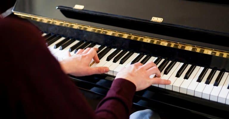 How To Play Piano With Both Hands At The Same Time
