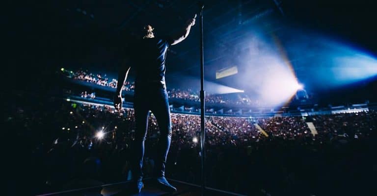 What To Say Between Songs At A Gig; Top Banter & Crowd Interaction Tips