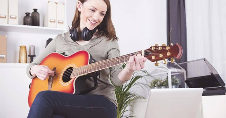 3 Best Online Guitar Lessons 2023 – No Fluff