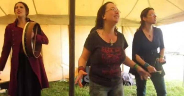 What Is Folk Music? 9 Examples and History